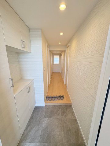 パークフィールドみさとテラ・ウエスト２街区１号館の玄関|玄関から見た室内写真です