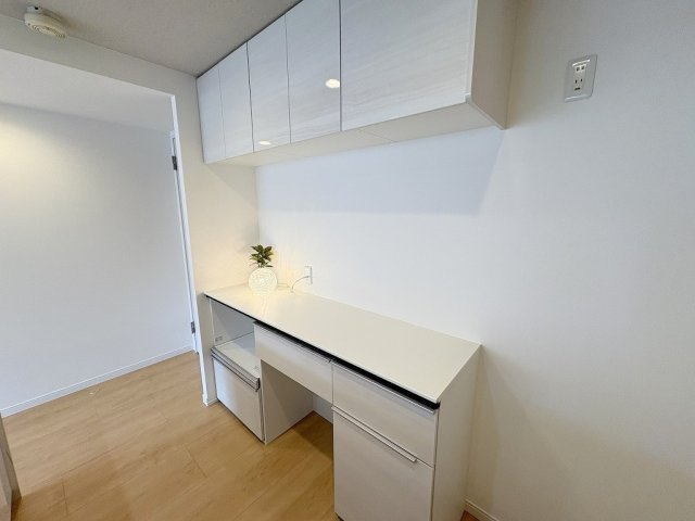 パークフィールドみさとテラ・ウエスト２街区１号館のキッチン|キッチン家電もたっぷり置けるカップボード付きです