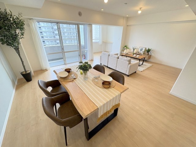 パークフィールドみさとテラ・ウエスト２街区１号館の居間・リビング|ソファやダイニングセットを置いてもゆとりのある24.4帖のリビング