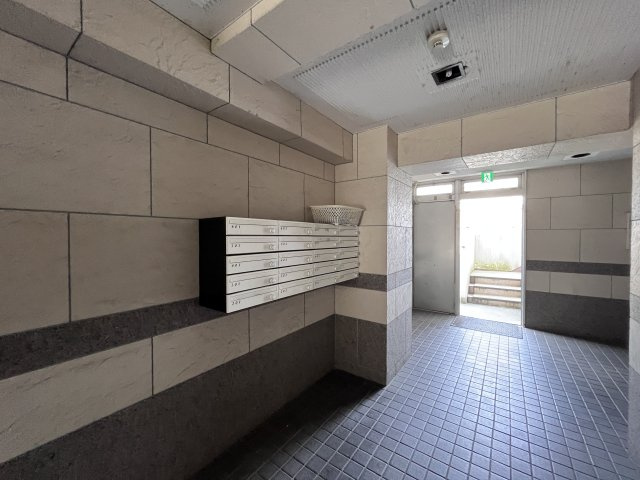 せいき第一遠里小野ビルのエントランス