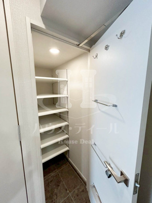 【玄関】 | Alivis東京尾久 | 収納もある玄関です