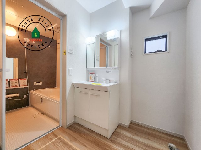福岡市東区八田3丁目第3-2棟（1号棟）　の脱衣所|ゆとりの洗面スペースで朝の身支度もスムーズに。暮らしを快適に変えるシャワー付洗面台です！