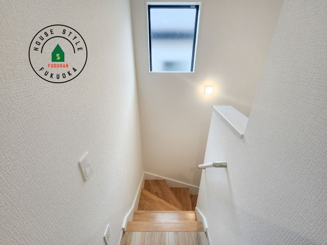 福岡市東区八田3丁目第3-2棟（1号棟）　の内装|＜手すり付階段＞手すりがないと階段の昇り降りで危険なことはもちろん、壁に手をつきながら歩くことで壁紙が汚れやすくなります。すべての方に快適に昇り降りしていただくため、手すりを設置しました。