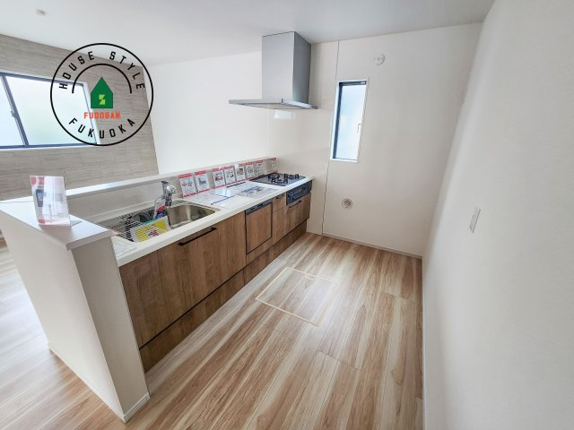 福岡市東区八田3丁目第3-2棟（1号棟）　のキッチン|ダイニングテーブルへの配膳がラクラク、お料理はかどるカウンター付きシステムキッチン！