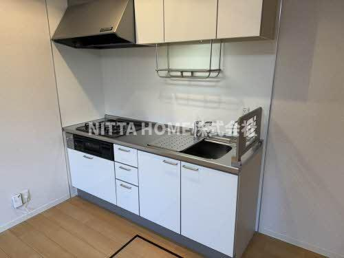 オレンジアイビー・柏原	のキッチン|３口コンロの上下収納付きオープンキッチンになります＊