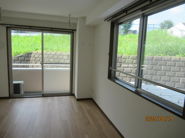 ハイツ南海の居間・リビング|２面採光あり