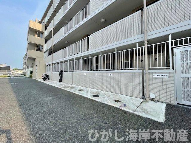 サンクレイドル湘南平塚弐番館の駐車場|敷地内バイク置場