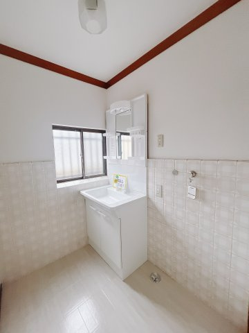 【中古戸建】前橋市下細井町　の独立洗面台|■洗面室｜ゆとりのある洗面脱衣室ではお子様と並んで歯磨きもできるので一緒に成長を楽しめます♪ひろびろとした洗面室で、朝の準備も楽しくなります☆.*