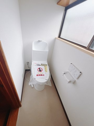 【中古戸建】前橋市下細井町　のトイレ|■トイレ｜窓付きのトイレになっています。窓付きなので、常に換気も出来、いつでもきれいを保てます♪