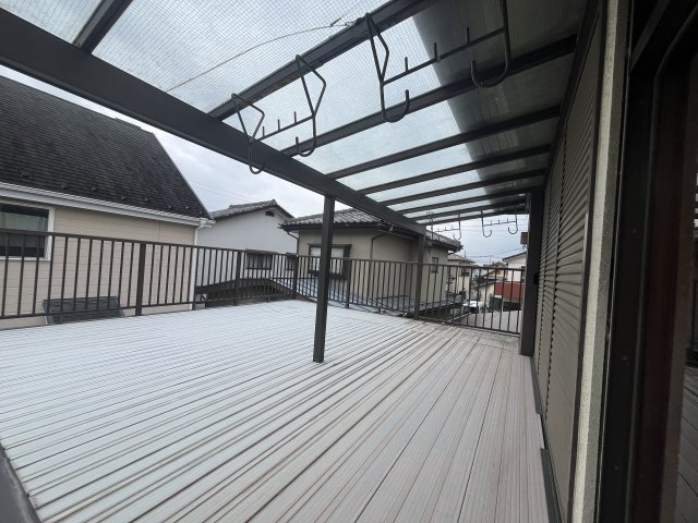 【中古戸建】前橋市下細井町　のバルコニー|■バルコニー｜ワイドバルコニーは、溜め込んでしまったお洗濯物を一気に干すことができるくらいのスペースがあります。二部屋から出入り可能なのでお布団などもラクラク干せますね♪