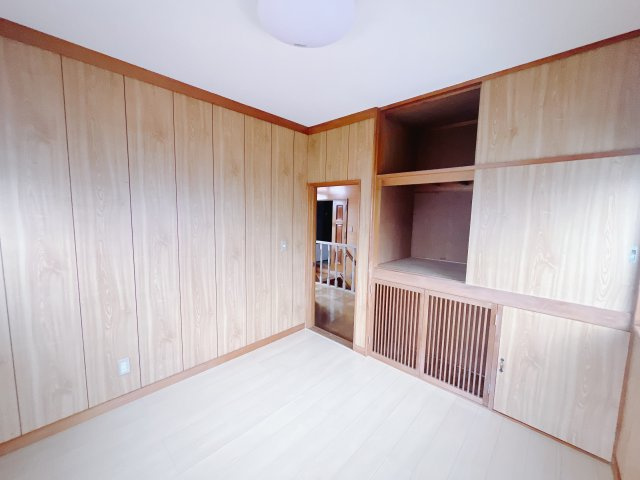 【中古戸建】前橋市下細井町　の洋室|■2階洋室｜お子様の一人部屋にピッタリな洋室。木のぬくもりを感じるフローリングは、天然木の味わいが時とともに深みを増していきます。また、傷にも強く、フリーワックスでお手入れもラクラクです♪