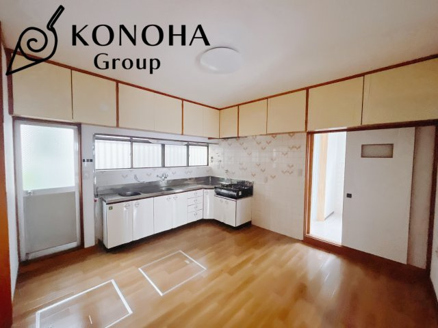 【中古戸建】前橋市下細井町　の居間・リビング|■ダイニング｜キッチンとダイニングになります。仕切りがなく開放的なので、広々使えるキッチンになっています♪