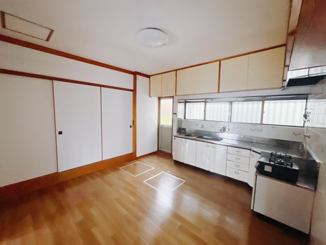 【中古戸建】前橋市下細井町　のキッチン|■キッチン｜ワークトップの幅が広く、お子様といっしょにお料理をつくったり、ちょっとしたパーティーも楽しめます。フラットなのでお掃除がしやすいのもポイントです♪