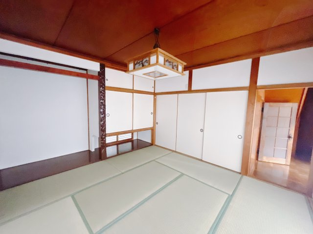 【中古戸建】前橋市下細井町　の和室|■1階和室｜「続き間の和室」は子育て世代にこそ適しています。お子様のお昼寝スペースや、洗濯物をたたむのに便利です。客間やリビングの延長としても使えます。