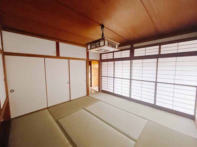 【中古戸建】前橋市下細井町　の和室|■1階和室｜意外と場所をとるアイロンがけや、お洗濯物を畳むときにも広々と使うことができ、ちょっと一休みしたいとき、すぐに横になれるのも魅力です♪