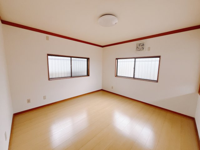 【中古戸建】前橋市下細井町　の洋室|■1階洋室｜広々8帖ある洋室です。2面採光で日当たりも良好の空間です。