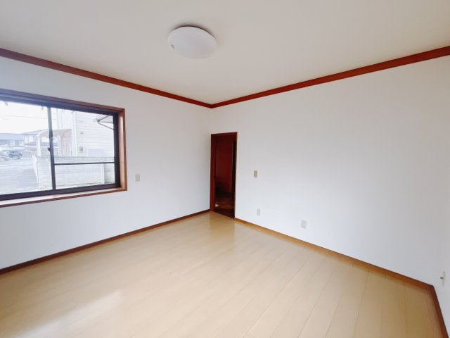 【中古戸建】前橋市下細井町　の洋室|■1階洋室｜ナチュラルカラーの床です。模様替えなどとても楽しく工夫できます♪陽当たり、風通しもとても良いので毎日快適な生活スタートです！子供部屋にも良いですね♪