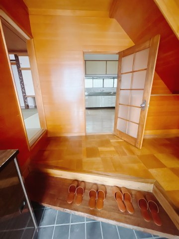 【中古戸建】前橋市下細井町　の玄関|■玄関｜毎日の「いってらっしゃい」や「お帰りなさい」を大切なご家族と過ごす玄関は〈使いやすさ〉を追求しております。