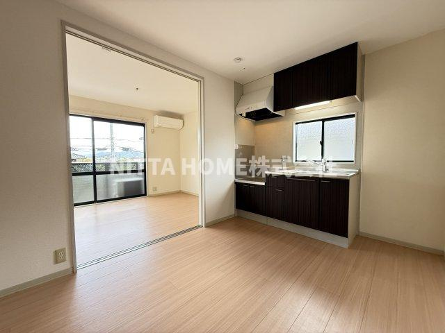 エスポワールの居間・リビング|５．４帖のキッチンスペースに小窓付き☆彡