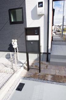 【その他】 | 【仲介手数料無料！！】日野市旭が丘5丁目　新築戸建て（全10棟）2号棟　4480万円 | 郵便受け、散水栓