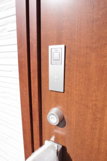 【防犯設備】 | 【仲介手数料無料！！】日野市旭が丘5丁目　新築戸建て（全10棟）2号棟　4480万円 | 玄関扉はカードキー対応