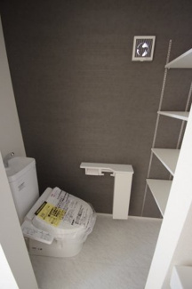 【トイレ】 | 【仲介手数料無料！！】日野市旭が丘5丁目　新築戸建て（全10棟）2号棟　4480万円 | 1階トイレ内には収納と洗面台があります。