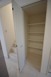 【収納】 | 【仲介手数料無料！！】日野市旭が丘5丁目　新築戸建て（全10棟）2号棟　4480万円 | 階段下収納（可動棚付）