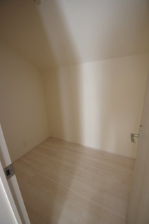 【収納】 | 【仲介手数料無料！！】日野市旭が丘5丁目　新築戸建て（全10棟）2号棟　4480万円 | サービスルーム（納戸）約3帖