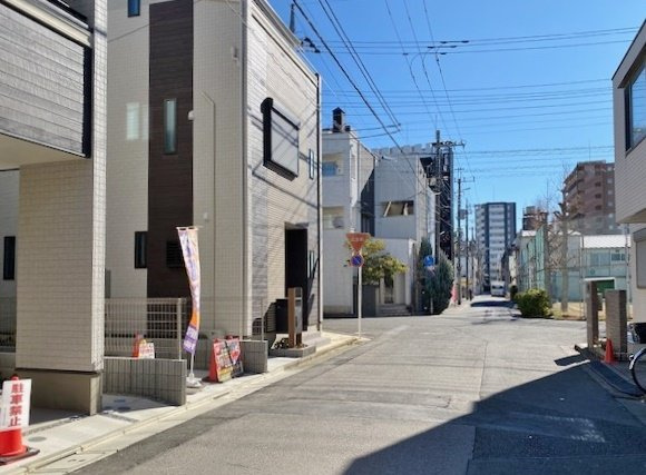 蕨市南町3丁目 全8棟 1号棟の外観|伸びやかな公道に面する全8棟
堂々完成につきご見学いただけます