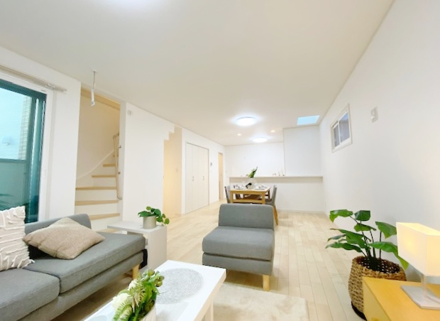 蕨市南町3丁目 全8棟 2号棟の居間・リビング|家の中心でもあるLDKは18.7帖の開放感
リビング+水回りを配した生活しやすい間取りです(2号棟)
実際の生活をイメージしやすい様に家具の配置をしています※家具は販売価格に含まれません