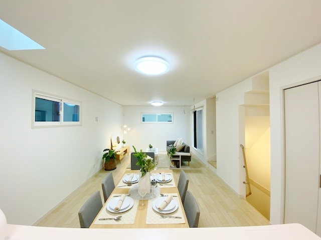 蕨市南町3丁目 全8棟 1号棟のキッチン|人気の対面キッチンはリビングを眺めながらお料理できます
食器洗乾燥機を装備した家事効率の上がるキッチンです