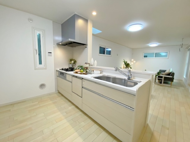 蕨市南町3丁目 全8棟 1号棟の洋室|3階6帖洋室は整形なお部屋なので家具のレイアウトもしやすいです
壁面ワイドな収納が魅力的です
大きな掃き出し窓からバルコニーに動線がつながります
