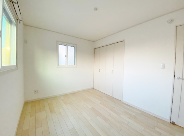 蕨市南町3丁目 全8棟 1号棟の洋室|1階8帖洋室は整形なお部屋なので家具のレイアウトもしやすいです
大型WICと便利な物入を設置しています
