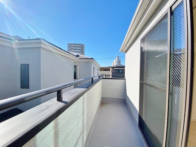 蕨市南町3丁目 全8棟 2号棟|南東に面した3階バルコニー
バルコニーは2階3階ともに設置しているので毎日のお洗濯物も快適に干せます(2号棟)