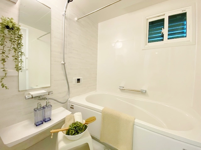 蕨市南町3丁目 全8棟 2号棟の浴室|一坪タイプの浴室は足を伸ばしてゆっくりバスタイムを楽しめます
浴室換気乾燥機が標準装備です(2号棟)