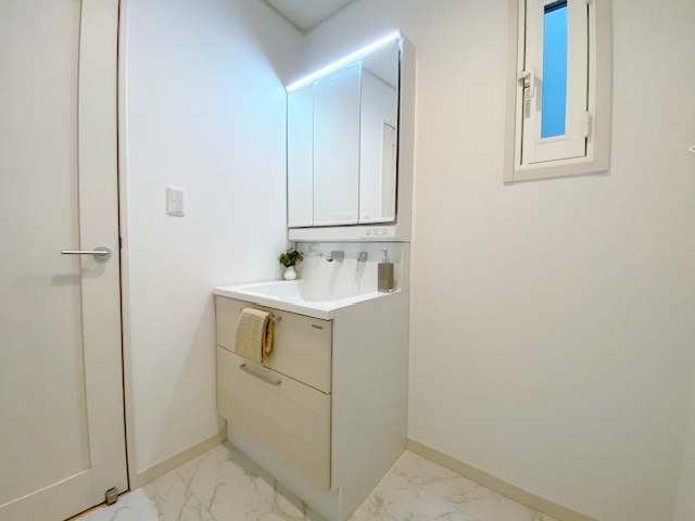 蕨市南町3丁目 全8棟 2号棟の独立洗面台|使いやすい三面鏡の洗面台
鏡裏やベースキャビネットなど収納が豊富です
広々とした洗面室はお子様との入浴にも充分なスペースがございます(2号棟)