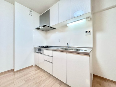 【キッチン】 | ハイム伏見A棟 | キッチンは壁付けタイプのシステムキッチンです。リビングスペースを広く使用できるので、家族団らんの時間をゆったりと過ごせますね。