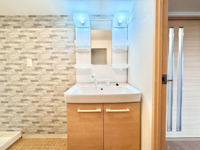 【独立洗面台】 | ハイム伏見A棟 | 収納ラックが付いているため、小物の整理ができ水回りを綺麗に保てます。シャワー付き洗面台ですので、洗面台のお掃除にも便利です。