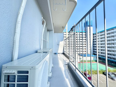【バルコニー】 | ハイム伏見A棟 | 陽当り良好な南向きバルコニーです。南側は敷地内駐車場になっており、風通しも良好で洗濯物が早く乾きそうです。
