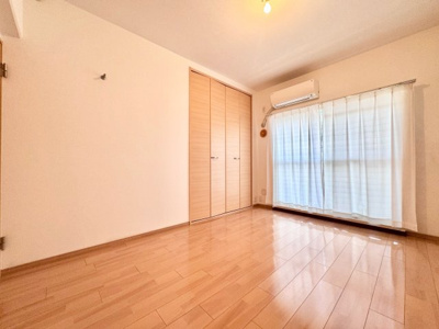 【洋室】 | ハイム伏見A棟 | 【洋室6帖】南向きのバルコニーに面しています。6帖のゆったりとした広さにクローゼットが完備されているので、お部屋を広く使用できます。