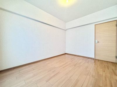 【洋室】 | ハイム伏見A棟 | 【洋室6帖】お部屋はシンプルな色調の落ち着いたデザインですので、プライベートな時間もゆっくりとくつろげます。