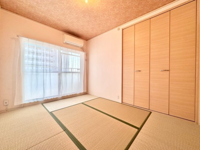 【和室】 | ハイム伏見A棟 | 【和室6帖】こちらのお部屋も南向きのバルコニーに面しており、陽当り良好なお部屋です。収納が完備されているので、お部屋の整理もラクラクです。