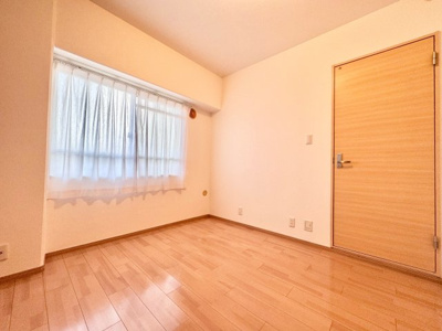 【洋室】 | ハイム伏見A棟 | 【洋室4.5帖】こちらは玄関から近いお部屋です。居室としてはもちろん、来客時の応接室としても便利です。お部屋にも収納が完備されています。