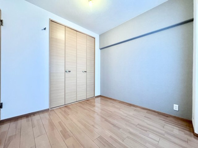 【洋室】 | ハイム伏見A棟 | 【洋室4.5帖】徒歩3分にコンビニ、徒歩約10分に《大手筋商店街》があり買物便利です。ホームセンターやスーパーも点在しているので、毎日のお買物も助かります。