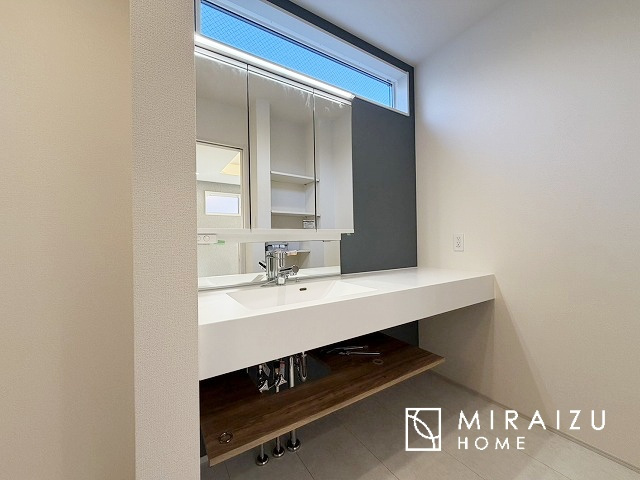 【外観】 | 青く澄み渡った綺麗な空と、陽の光をたっぷりと受ける、そんな新築住宅で新生活をスタートしてみませんか？見学・ご相談等、ミライズホーム(株)までお気軽にご連絡下さい♪