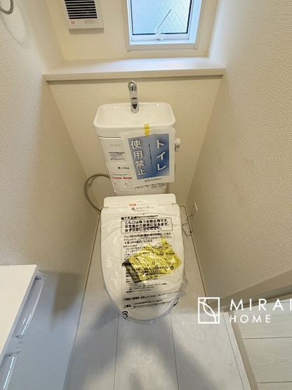 【外観】 | 青く澄み渡った綺麗な空と、陽の光をたっぷりと受ける、そんな新築住宅で新生活をスタートしてみませんか？見学・ご相談等、ミライズホーム(株)までお気軽にご連絡下さい♪