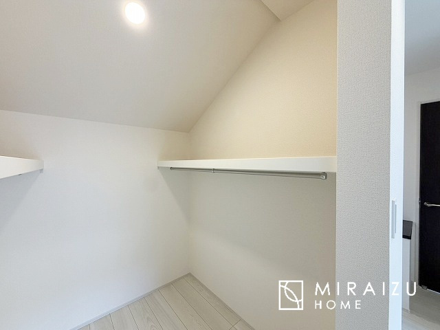 【その他】 | 収納力も自慢です。お洋服がお好きなお客様も多いですよね、衣替えをしなくてもお洋服をしまっておけそうなくらいの広さですね！