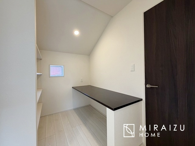 【その他】 | 来客時にカラー画像で確認が出来るので安心。夜間でもLEDライトでくっきりと映ります。また画像のみの対応も出来る為、こちら側の声は聞こえず様子を見てからインターホン対応も可能で安心ですね。