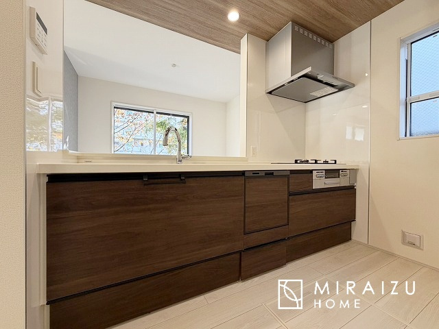 【外観】 | 青く澄み渡った綺麗な空と、陽の光をたっぷりと受ける、そんな新築住宅で新生活をスタートしてみませんか？見学・ご相談等、ミライズホーム(株)までお気軽にご連絡下さい♪