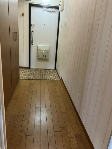 進和山科ハイライフの玄関|玄関に続く廊下には便利な物入スペースあり